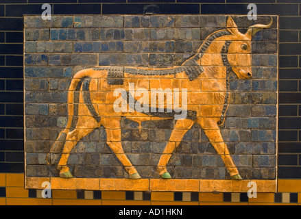 Istanbul Archäologie-Museum, glasierte Ziegel Relief von Bull heiliges Tier des Gottes Adad von monumentalen Ishtar-Tor von Babylon Stockfoto