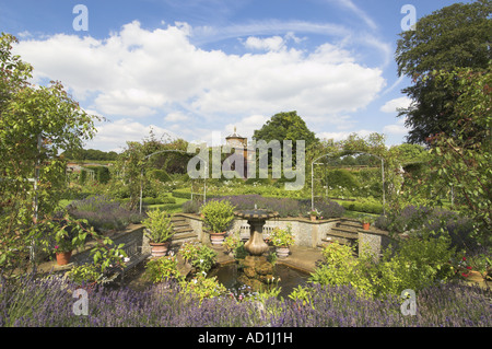 Formale versunkene Garten mit Teich Wasser und große Pflanzgefäße Houghton Hall Norfolk England August verfügen Stockfoto