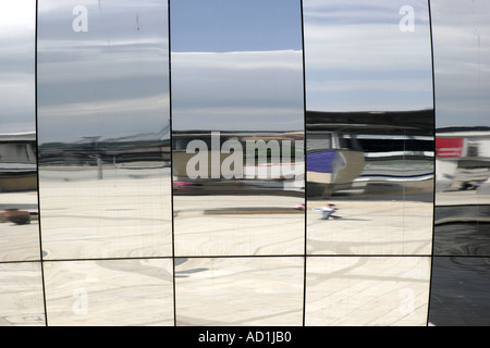 Große Metallic und Multi facettierte Kugel in die Dockbereiche von Bristol Stockfoto