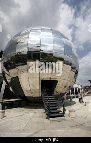 Große Metallic und Multi facettierte Kugel in die Dockbereiche von Bristol Stockfoto