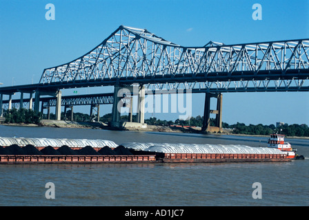 Cargo Schiff Folien unter der Crescent City Verbindungsbrücke in New Orleans am Mississippi river Stockfoto