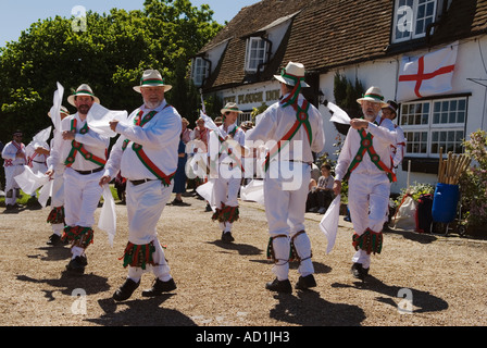 Morris tanzen Thaxted.  Essex, England Perform vor einem Land Pub. HOMER SYKES Stockfoto