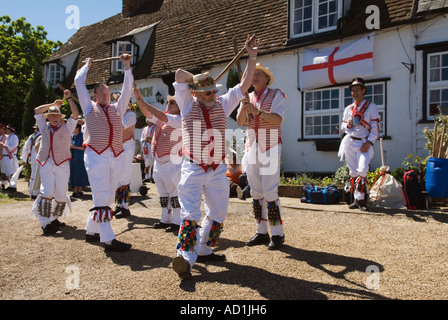 Morris tanzen Thaxted.  Essex, England. Außerhalb einer Dorfkneipe Land durchführen. HOMER SYKES Stockfoto