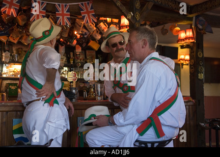 Morris tanzend, das Thaxted Morris Ring Team nimmt eine Mittagspause in einem lokalen Dorfpub ein und plaudert, um Bier zu bestellen. Essex UK 2000s HOMER SYKES Stockfoto