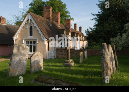 Almeshouses in der Nähe der Kirche. Thaxted Essex England Homer Sykes Stockfoto