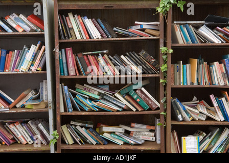 Second Hand benutzte unerwünschte Bücher, die draußen gelassen werden und kostenlos sind das Hay Festival HAY on Wye Powys Wales UK 2006 2000s HOMER SYKES Stockfoto