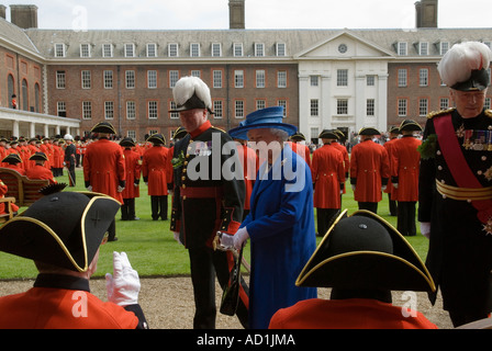 Die Queen Elizabeth 11 inspiziert Chelsea Rentners The Founders Day Jährliche Feier London SW3 England 2006 2000s HOMER SYKES Stockfoto