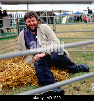 Britischer Cartoonist Steve Bell sitzen in einem Schweinestall auf dem Heu Festival, Hay-on-Wye, Wales, UK Stockfoto