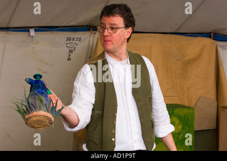 Richard Medringtons staatlichen Puppentheater durchführen "The Man who pflanzte Bäume Stockfoto