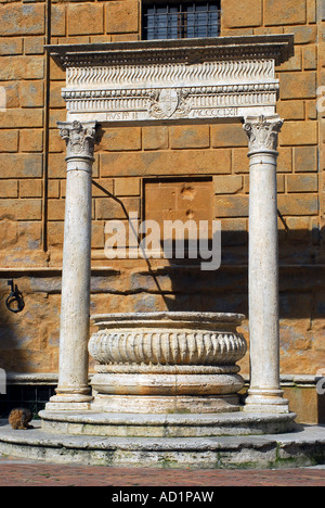 Der Brunnen außerhalb Palazzo Piccolomini in Pienza Val d Orcia Toskana Italien Stockfoto