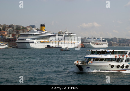 Bosporus Fähre vorbei Kreuzfahrtschiffe im Hafen von Istanbul Stockfoto