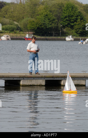 Mann Segeln einen Radio gesteuerte Modellboot am Oulton breiten Suffolk UK Stockfoto