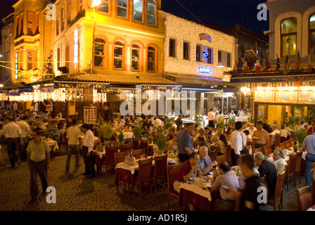 Kumkapi Bezirk Restaurants mit Abendessen Zeit Menschenmenge, Istanbul Stockfoto