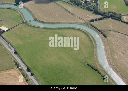 Luftaufnahme des Flusses Adur neben der FERNSTRASSE A27 in der Nähe von Shoreham by Sea, West Sussex, Großbritannien Stockfoto