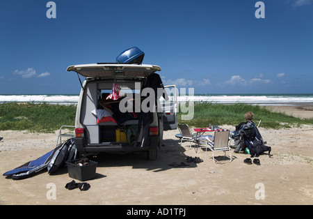 Surfer und van Cantabria Oyambre Strand Spanien spanische Nordküste Stockfoto