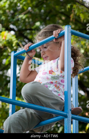 Kleines Mädchen auf dem Spielplatz Stockfoto