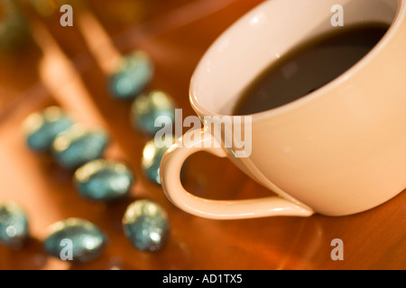 Eine große Tasse Kaffee mit aus Fokus Eiern hautnah Stockfoto