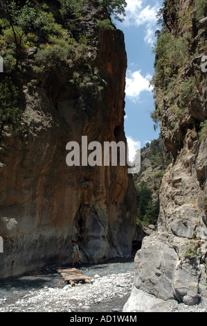 Engen Pass zwischen riesigen Bergwänden genannt Eisentoren im Nationalpark Samaria-Schlucht auf der griechischen Insel Kreta Stockfoto