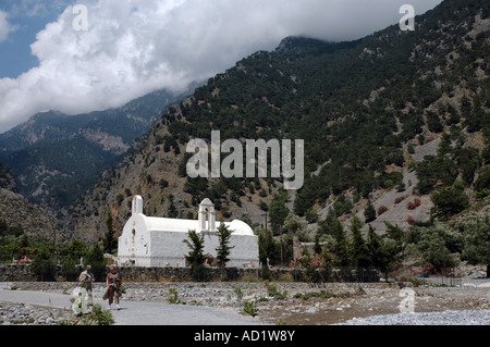 Kirche im Dorf Agia Roumeli befindet sich hinter der am Rande der Samaria-Schlucht-Nationalpark auf der griechischen Insel Kreta Stockfoto