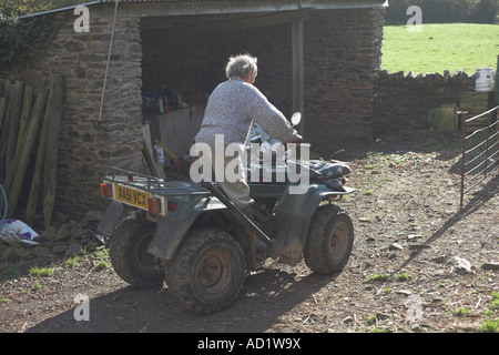 Schafzüchter auf Exmoor Somerset UK Reiten, Quad-Bike, Alter Mann in seinen Siebzigern Stockfoto