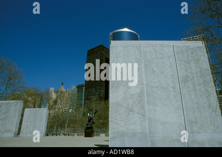 World War II Memorial mit Listen der Marine Todesfälle eingeschrieben im Stein Battery Park Manhattan New York City New York USA Stockfoto