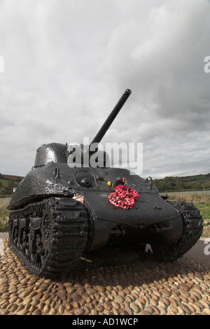 US-Armee Sherman-Panzer bei Slapton Devon England Denkmal für Soldaten getötet Training für Normandie Landungen Stockfoto