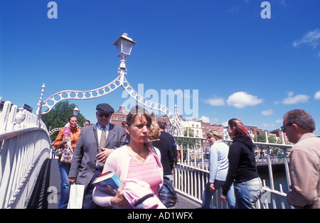 Menschen über Ha Penny Brücke über den Fluss Liffey in Dublin Irland Stockfoto