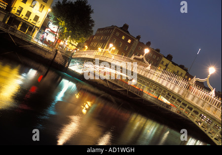 Ha Penny Brücke über Fluss Liffey in der Nacht in Dublin Irland Stockfoto