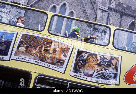 Sightseeing-Bus vor s St. Patrick Kathedrale in Dublin Irland Stockfoto