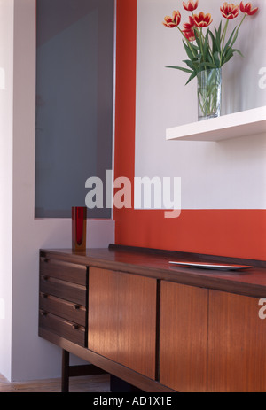 Loft-Bewerter. 50er Jahre-Stil Sideboard im Wohnzimmer. Architekt: Gareth Hoskins Stockfoto