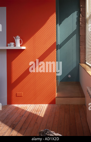 Loft-Bewerter. Umstellung auf modernen Lifestyle Interieur mit diagonalen Licht durch Jalousien. Stockfoto
