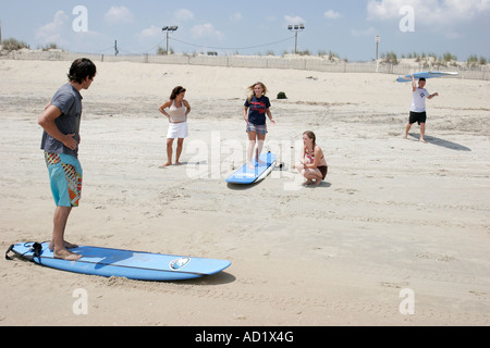 Virginia Beach, Sandbridge Beach, Little Island District Park, Surfunterricht, Erwachsene Erwachsene, Männer, Lehrer, Erwachsene, Frauen, Frauen, Studenten Stockfoto