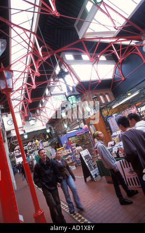Menschen an der Markt-Arkade in früheren Zeiten die Markthalle in Dublin Irland Stockfoto
