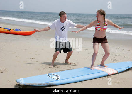 Virginia Beach, Sandbridge Beach, Little Island District Park, Surfunterricht, Mann Männer männlich, unterrichten, Frau weibliche Frauen, Studenten Surfbrett, VA070612164 Stockfoto