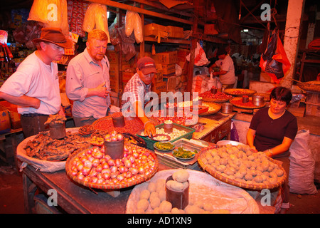 Touristen auf einem Markt in Nord-Sulawesi, Indonesien Stockfoto
