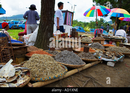 Getrockneter Fisch verkauft auf einem Markt in Nord-Sulawesi, Indonesien Stockfoto