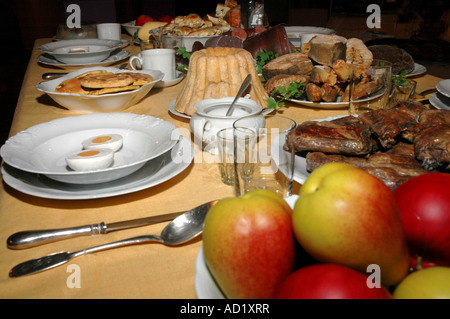 Kunststoff Nachahmung der traditionelle polnische Küche. Äpfel, Kuchen, Fleisch und Eiern in Platte für rote Bete Suppe Stockfoto