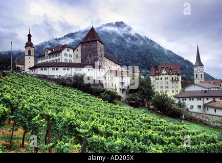 Am frühen Morgen Blick über die Altstadt von Chur, Schweiz, mit tief hängenden Wolken über den Bergen. Stockfoto