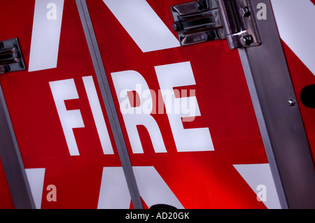 Ein Notdienst-Fahrzeug mit dem Wort Feuer in reflektierender Schriftzug auf der Rückseite des Gerätes. Bild von Jim Holden. Stockfoto