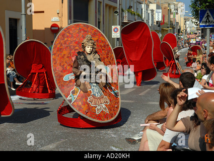 Elegante Tänzer Parade durch die Straßen von Palafrugell in der Costa Brava Region Spaniens während der Juni Fiesta 2007 Stockfoto