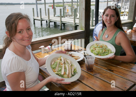 Virginia Beach, Lynnehaven River Water, Bubba's Marina und, Restaurant Restaurants Essen Essen Essen gehen Cafe Cafés Bistro, Tische, Frauen. Teller, Salat, Visi Stockfoto