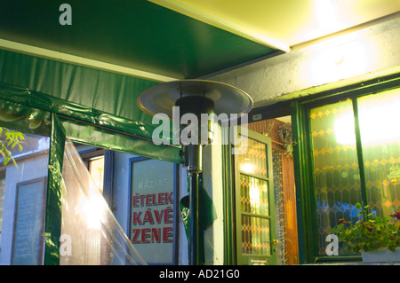 Eine deutsche geführte Bar in einem ruhigen Vorort von Budapest alles grün - Gas-Warmlufterzeuger im Freien unter Vordach Stockfoto