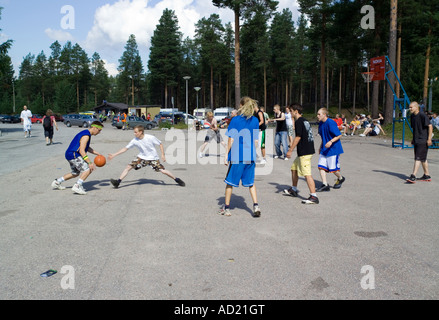 Junge Männer spielen Basketball Vuokatti Sotkamo Finnland Europa Stockfoto