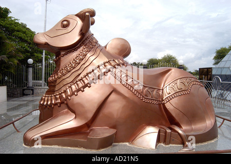 ASB73051 Statue des Nandi-Stier am Eingang des NTR Garten Hyderabad Andhra Pradesh, Indien Stockfoto