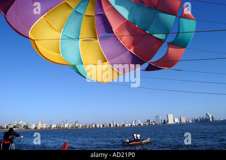 ASB73060 Parasailing auf Chowpatty Marine Drive Nariman Point in Bombay jetzt Mumbai Maharashtra Indien Stockfoto