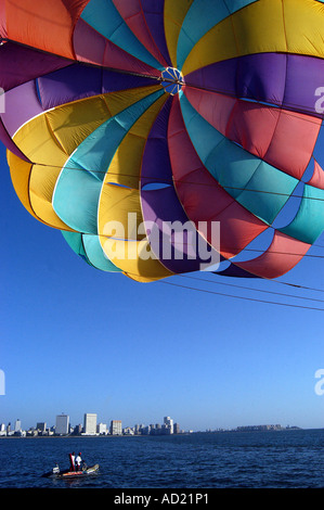 ASB73061 Parasailing auf Chowpatty Marine Drive Nariman Point in Bombay jetzt Mumbai Maharashtra Indien Stockfoto