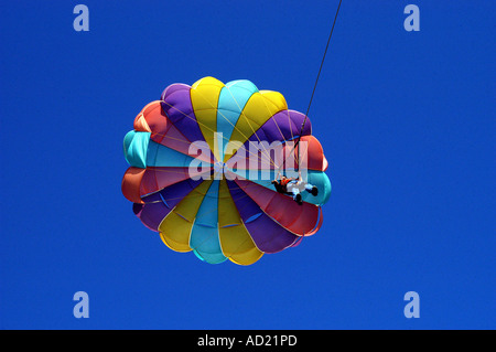 ASB73073 Parasailing ein Mann mit bunten Fallschirm auf Chowpatty Marine Drive in Bombay jetzt Mumbai Maharashtra Indien Stockfoto