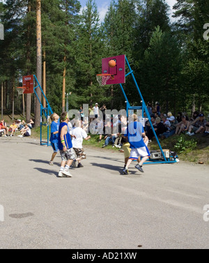 Junge Männer spielen Basketball Vuokatti Sotkamo Finnland Stockfoto