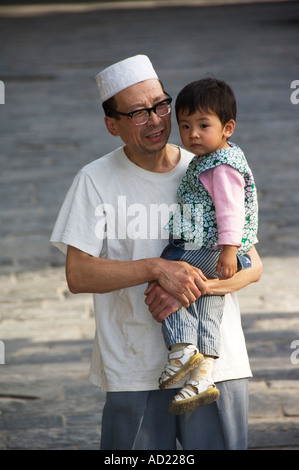 ein Mann und ein Mädchen im muslimischen Viertel beherbergt die Citys Hui Gemeinschaft Xian Stadt der Provinz Shaanxi, China Stockfoto