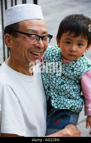 ein Mann und ein Mädchen im muslimischen Viertel beherbergt die Citys Hui Gemeinschaft Xian Stadt der Provinz Shaanxi, China Stockfoto